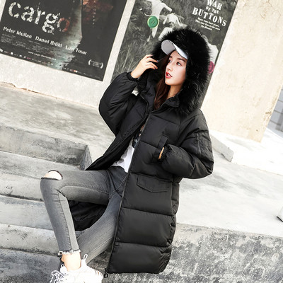 Μοντέρνο γυναικείο χειμερινό μπουφάν με κουκούλα και τσέπες σε λευκό και μαύρο χρώμα