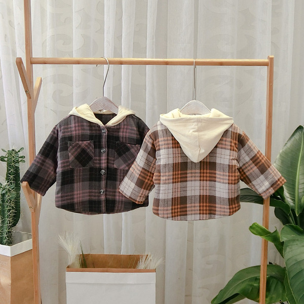 Μοντέρνο παιδικό πουκάμισο με κουκούλα και τσέπες σε κίτρινο και μοβ χρώμα