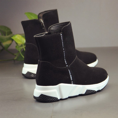 Μοντέρνες γυναικείες μπότες σε οικολογικό σουέτ σε ροζ και μαύρο χρώμα