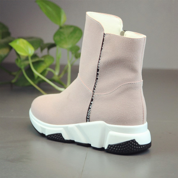 Μοντέρνες γυναικείες μπότες σε οικολογικό σουέτ σε ροζ και μαύρο χρώμα