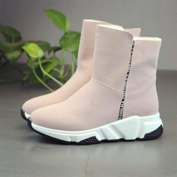 Μοντέρνες γυναικείες μπότες σε οικολογικό σουέτ σε ροζ και μαύρο χρώμα