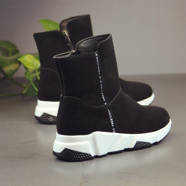 Μοντέρνες γυναικείες μπότες σε οικολογικό σουέτ σε ροζ και μαύρο χρώμα