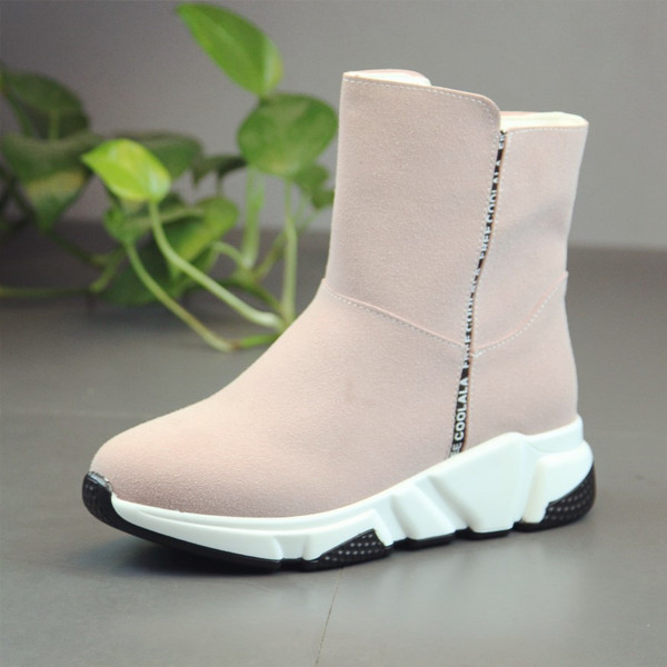 Μοντέρνες γυναικείες μπότες σε οικολογικό σουέτ σε ροζ και μαύρο χρώμα