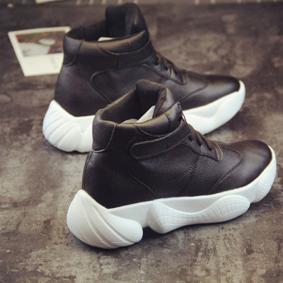 Νέο μοντέλο γυναικεία αθλητικά παπούτσια σε λευκό και μαύρο χρώμα - δύο μοντέλα