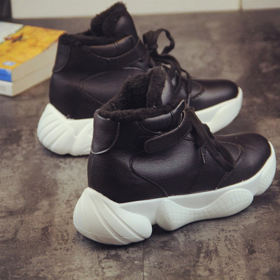 Νέο μοντέλο γυναικεία αθλητικά παπούτσια σε λευκό και μαύρο χρώμα - δύο μοντέλα