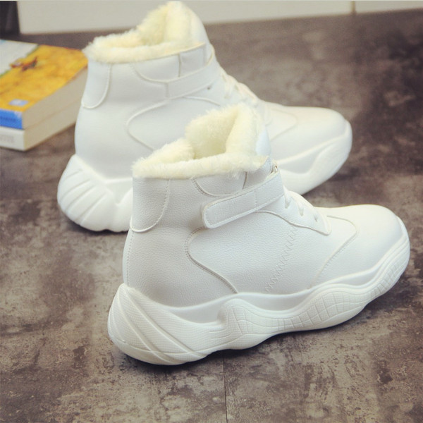 Νέο μοντέλο γυναικεία αθλητικά παπούτσια σε λευκό και μαύρο χρώμα - δύο μοντέλα