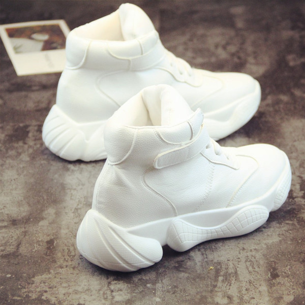 Νέο μοντέλο γυναικεία αθλητικά παπούτσια σε λευκό και μαύρο χρώμα - δύο μοντέλα