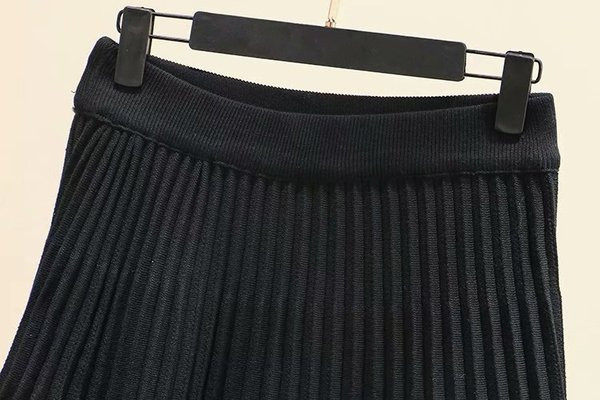 Μοντέρνα γυναικεία κοντή πλισέ φούστα με ψηλή μέση σε μαύρο χρώμα