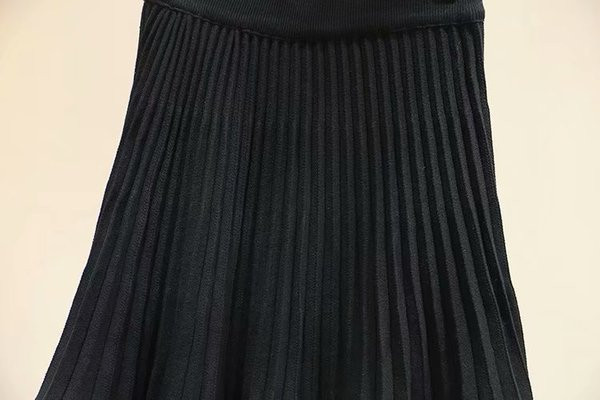 Μοντέρνα γυναικεία κοντή πλισέ φούστα με ψηλή μέση σε μαύρο χρώμα