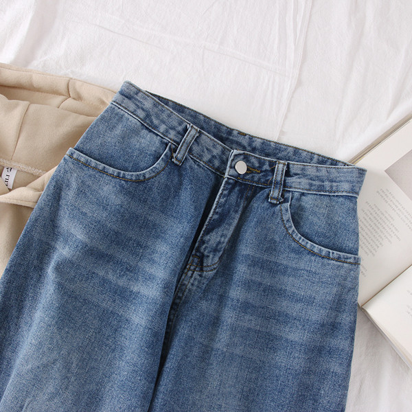 Blugi de dama actuali cu motive rupte in albastru