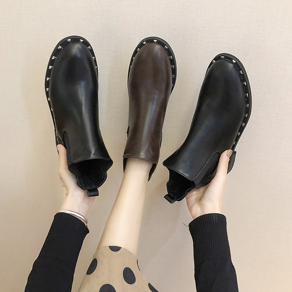 Alkalmi női csizma fém elemekkel, fekete és barna színben