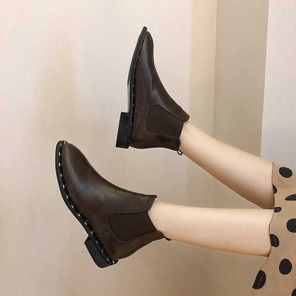 Alkalmi női csizma fém elemekkel, fekete és barna színben