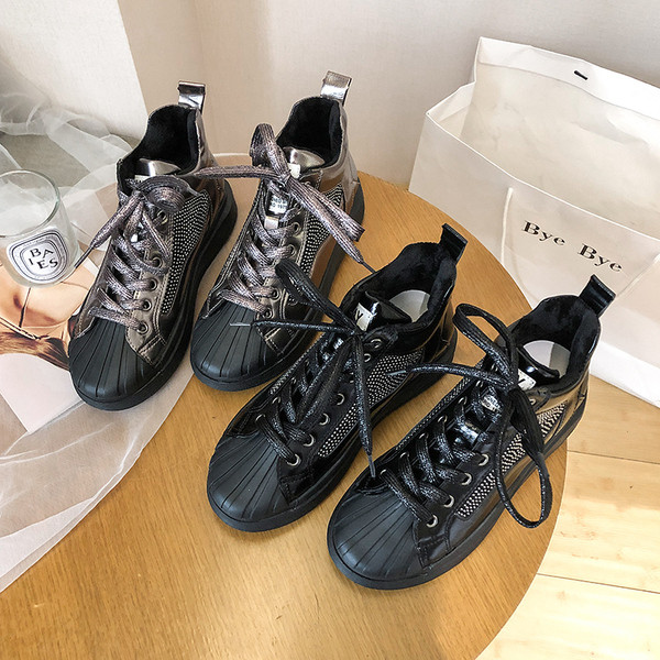 Model nou de adidași moderni de damă în negru și maro