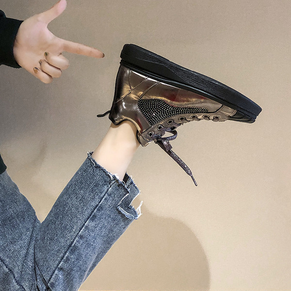 Model nou de adidași moderni de damă în negru și maro