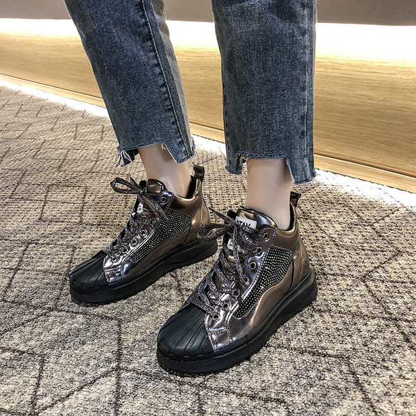 Model nou de adidași moderni de damă în negru și maro