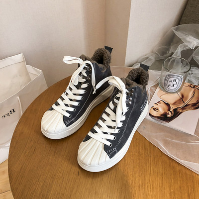 Γυναικεία χειμερινά αθλητικά παπούτσια με μαλακή επένδυση σε μαύρο και γκρι χρώμα