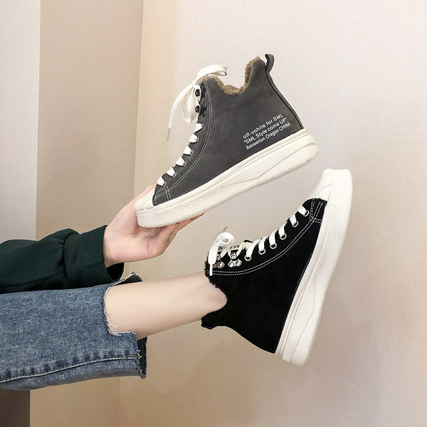 Γυναικεία χειμερινά αθλητικά παπούτσια με μαλακή επένδυση σε μαύρο και γκρι χρώμα