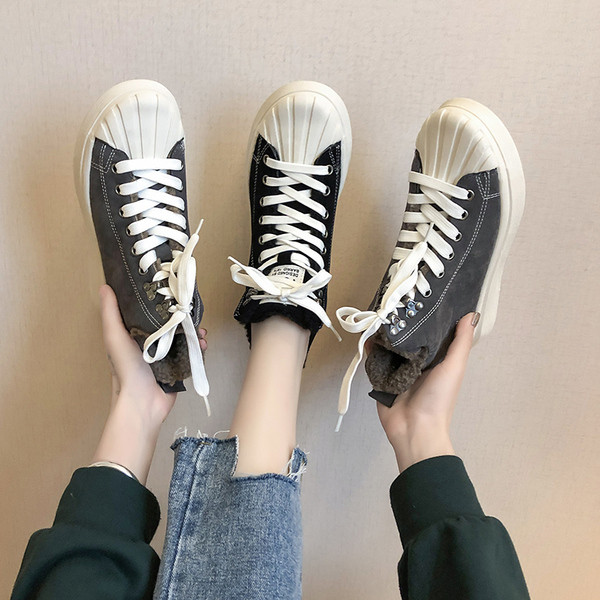 Γυναικεία χειμερινά αθλητικά παπούτσια με μαλακή επένδυση σε μαύρο και γκρι χρώμα