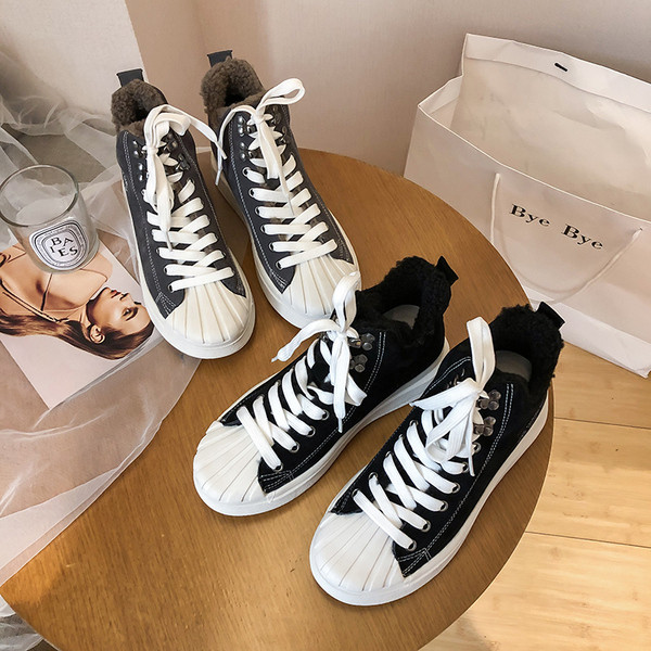 Γυναικεία χειμερινά αθλητικά παπούτσια με μαλακή επένδυση σε μαύρο και γκρι χρώμα