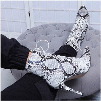 Modern női csizma állatmintával és fűzővel