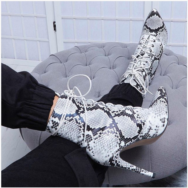 Modern női csizma állatmintával és fűzővel