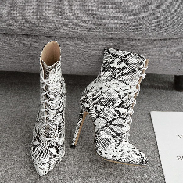 Modern női csizma állatmintával és fűzővel