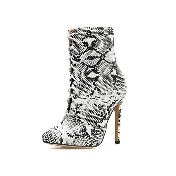 Modern női csizma állatmintával és fűzővel