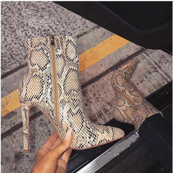 Modern női csizma cipzárral és állatmintával