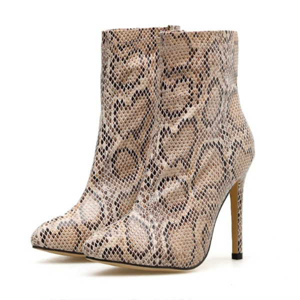 Modern női csizma cipzárral és állatmintával