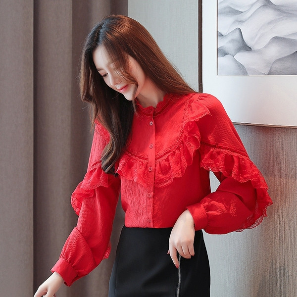 Cămașă casual de damă cu nasturi și dantelă în roșu și alb