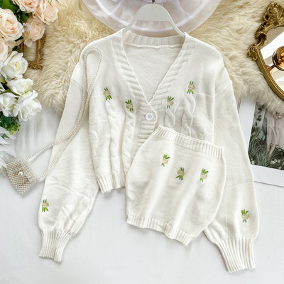 Vesta de dama moderna cu bustiera si broderie in trei culori