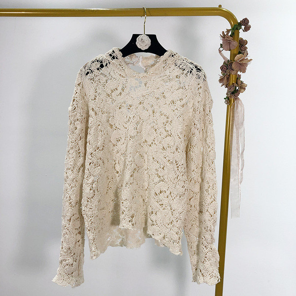 Bluza de dama din dantela de culoare bej cu decolteu oval