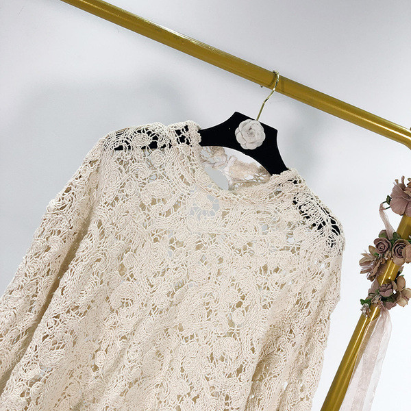 Bluza de dama din dantela de culoare bej cu decolteu oval