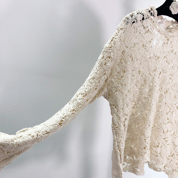 Bluza de dama din dantela de culoare bej cu decolteu oval