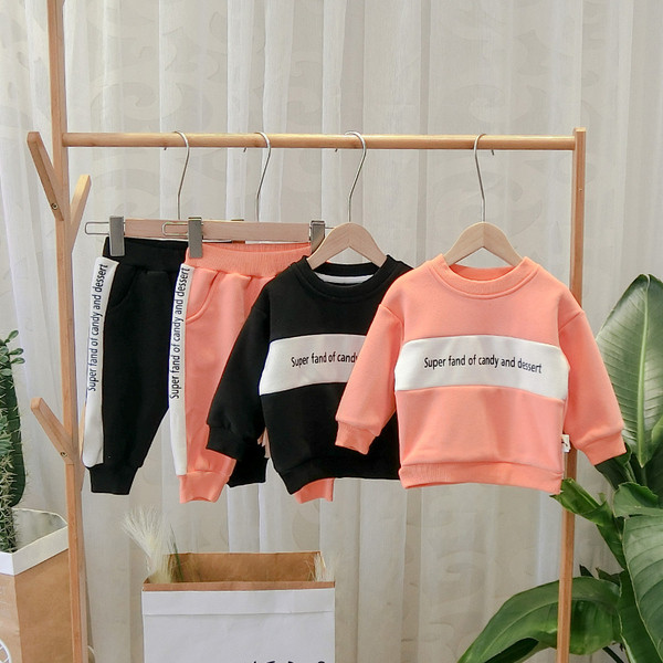 Modern gyerekkészlet fiúknak, két részből áll, fekete és narancs színben