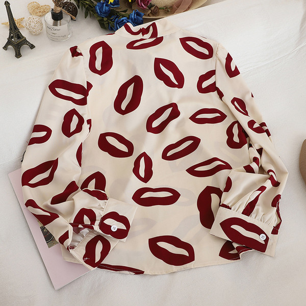 Női ing színes mintával és gallérral három színű szalaggal