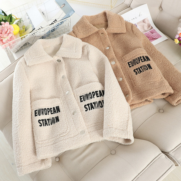 Дамско ежедневно късо палто с копчета и надпис в няколко цвята