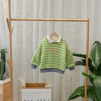 Modern csíkos gyerekblúz klasszikus gallérral zöld és szürke színben