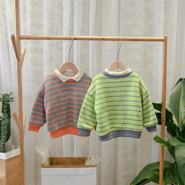 Modern csíkos gyerekblúz klasszikus gallérral zöld és szürke színben