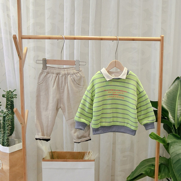 Modern csíkos gyerekblúz klasszikus gallérral zöld és szürke színben