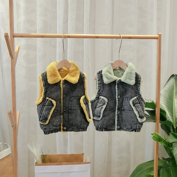 Model nou de vestă pentru copii pentru băieți cu nasturi în verde și galben