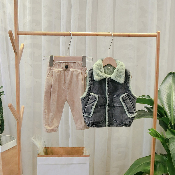 Model nou de vestă pentru copii pentru băieți cu nasturi în verde și galben