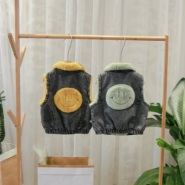 Model nou de vestă pentru copii pentru băieți cu nasturi în verde și galben