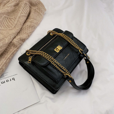 Γυναικεία τσάντα από συνθετικό δέρμα  με μεταλλική στερέωση σε διάφορα χρώματα