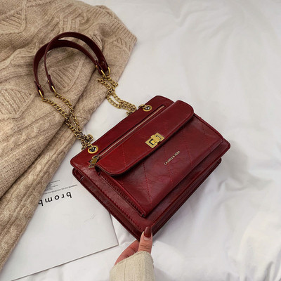 Γυναικεία τσάντα από συνθετικό δέρμα  με μεταλλική στερέωση σε διάφορα χρώματα