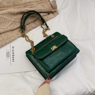 Γυναικεία τσάντα από συνθετικό δέρμα  με μεταλλική στερέωση σε διάφορα χρώματα