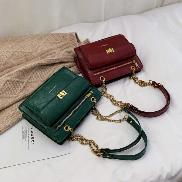 Γυναικεία τσάντα από συνθετικό δέρμα  με μεταλλική στερέωση σε διάφορα χρώματα