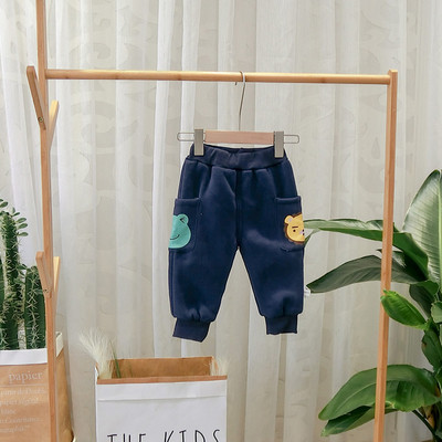 Νέο μοντέλο αθλητικών παντελόνι με τσέπες και εφαρμογή σε μπλε, γκρι και πορτοκαλί χρώμα