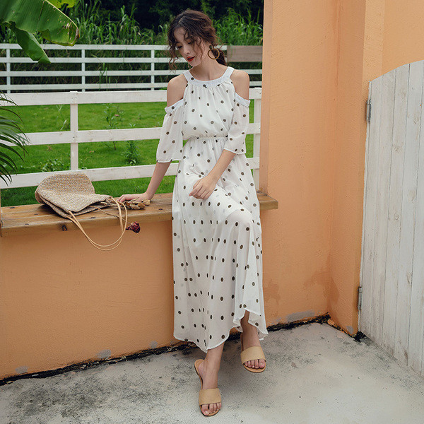 Rochia lungă de damă modernă, cu umerii goi și decolteu O este albă