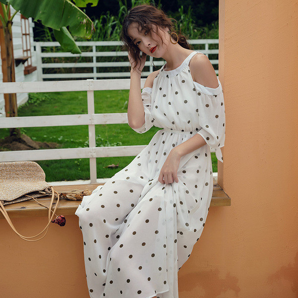 Rochia lungă de damă modernă, cu umerii goi și decolteu O este albă